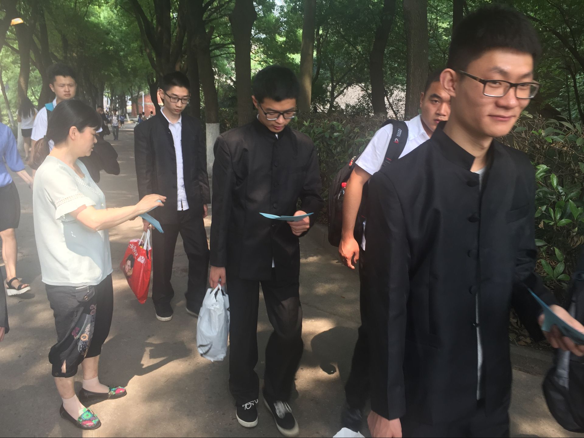 109在校园发放宣传单..jpg