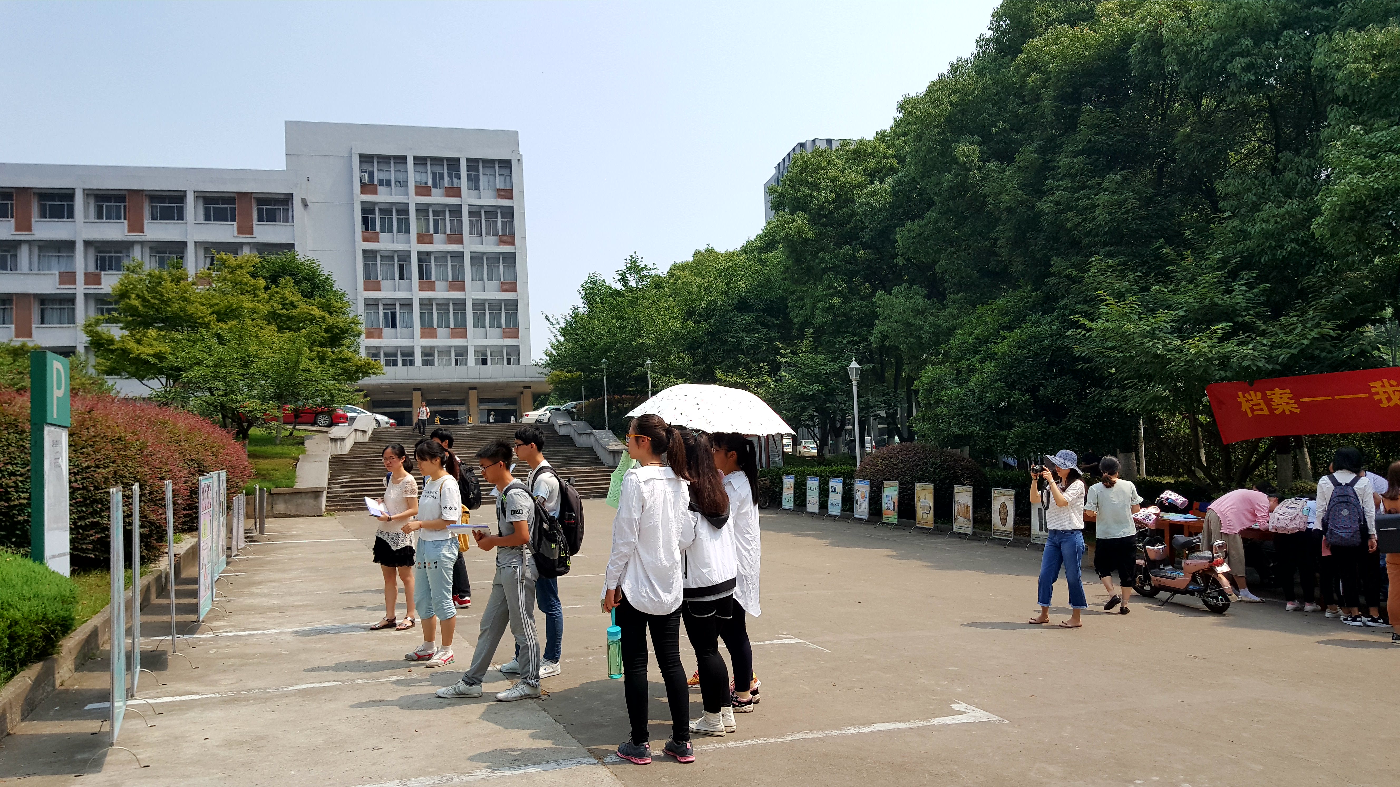 1.师生观看宣传展板.jpg